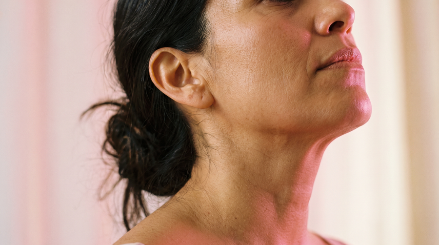 Perfil del menton y el cuello de una mujer con piel firme
