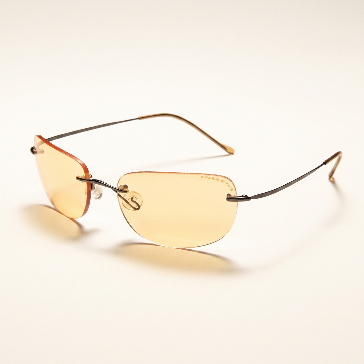 Lentes sin marco con varillas finas de metal y lente ambar claro