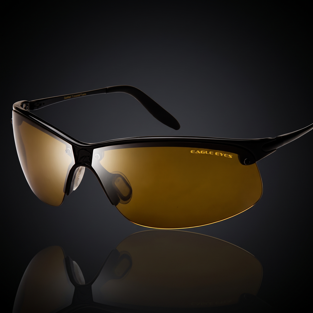 Lentes deportivos envolventes de armazon negro y lente ambar