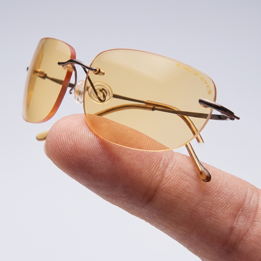 Lentes sin marco apoyados sobre la punta de un dedo